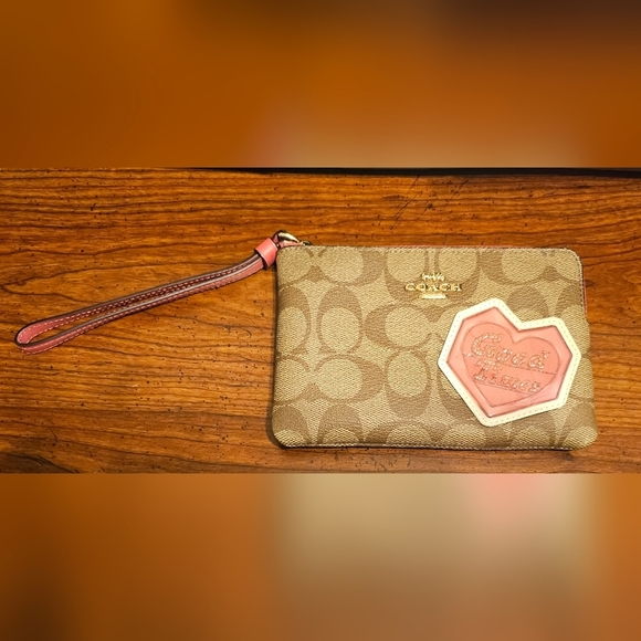 Coach EUC wristlet w/ pink heart patch in great condition - Picture 1 of 5